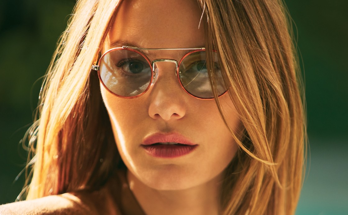 Oliver Peoples: Frau mit Sonnenbrille