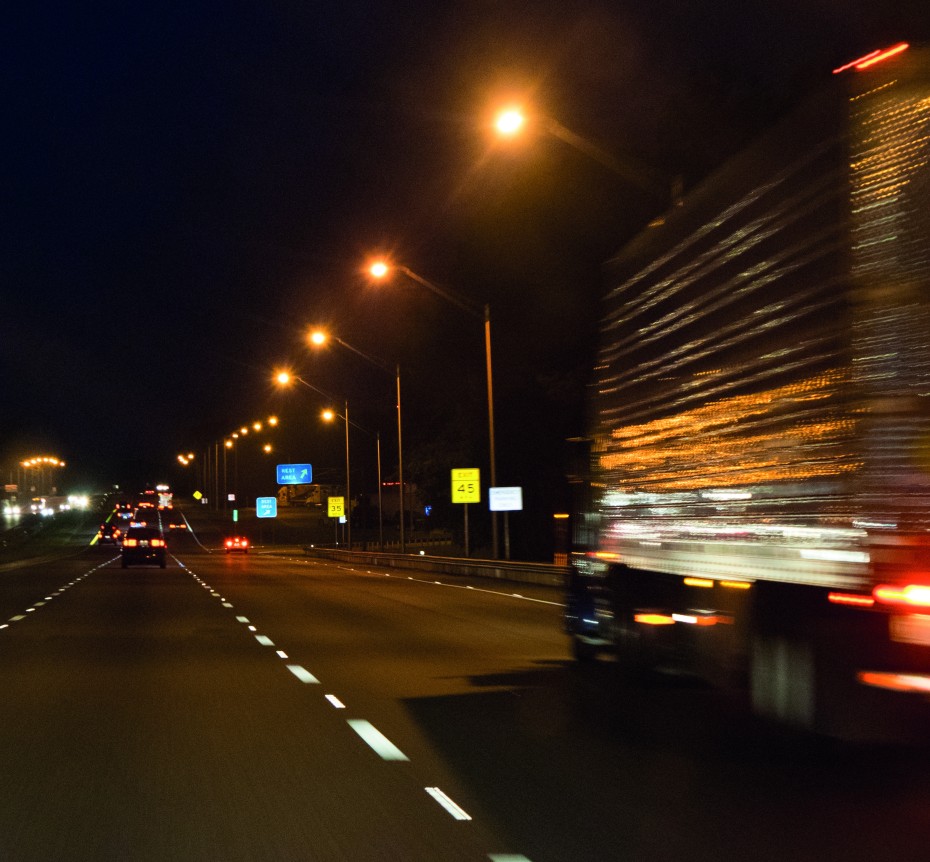 Straßenverkehr bei Dunkelheit